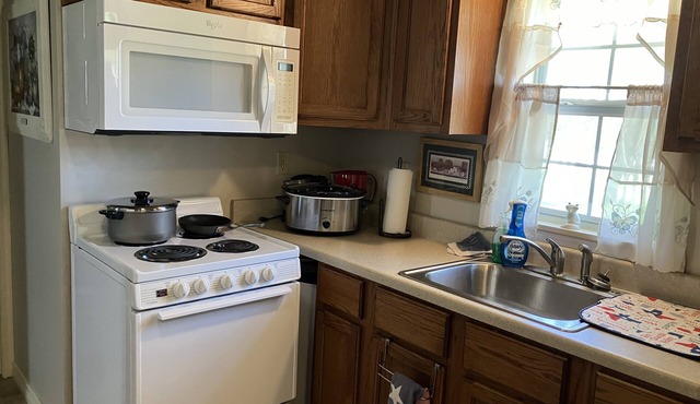 Cozy cottage walking distance to historic Hamilton, Tx, downtown square.