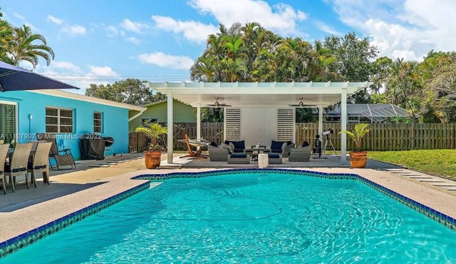 Cozy Home! New Pool Great Location Minutes to Shopping Downtown, Dining & Beach.