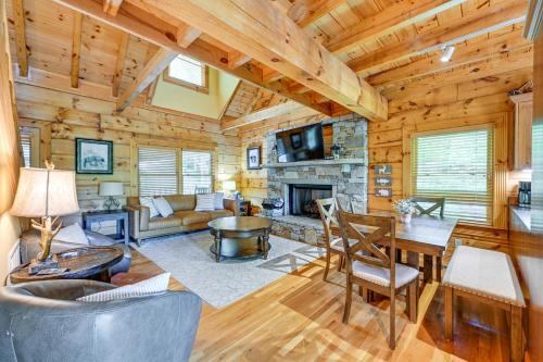 Cozy Retreat w/Deck & Sapphire Resort Access!