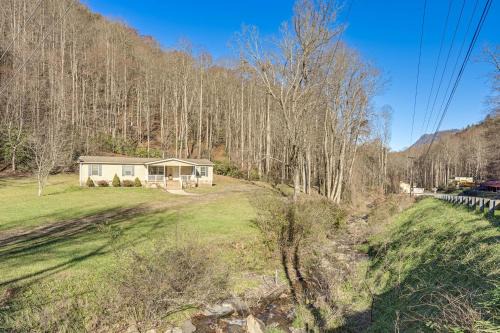Creekside Haven w/Fire Pit Near Nantahala River