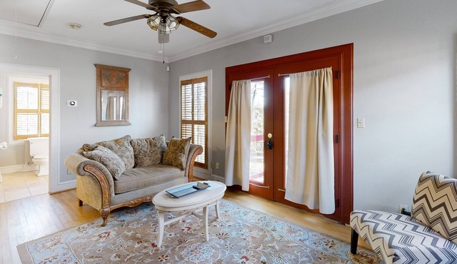 Cute studio cottage with central AC and private W/D