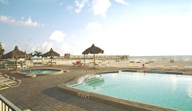 DIRECTLY ON THE BEACH -Perfect for a Family Vacation.