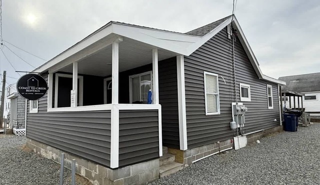 Driftwood Getaway - Perfect Location Near Beach!