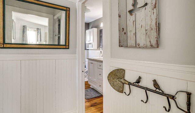 Easy Beach Access! New London Apt w/Kitchenette