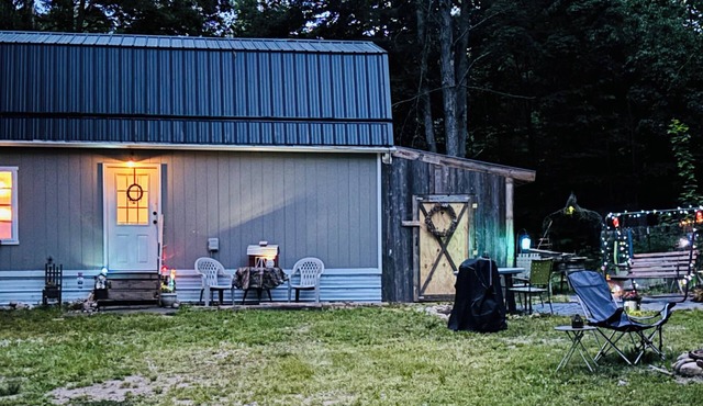 Enchanting cabin with AC in charming Frederic. 1 bedroom studio in the Woods.