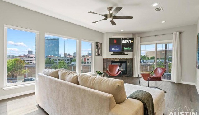 Enjoy DT Newly Renovated & Patio and Free Swim Club by Austin Vacay