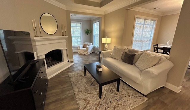 Fabulous Two Bedroom Two Bath with sunroom in Alpharetta