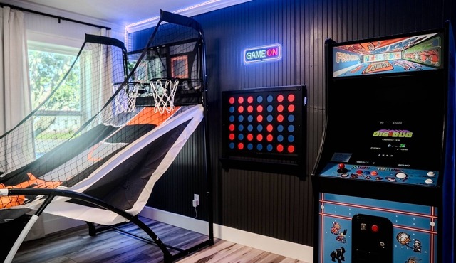 Family Fun Retreat Arcade Sleeps 14