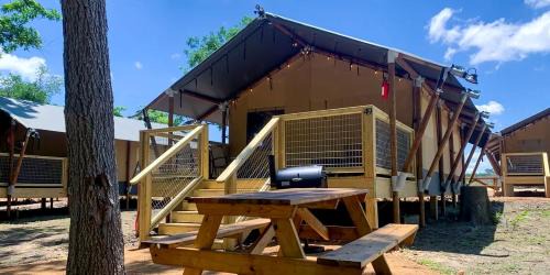 Fantastic Safari Tent with Barbecue and River Access in Staples, Texas