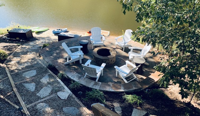 Gorgeous Lakefront Getaway - Innsbrook Chalet with Outdoor Spa!