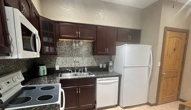 Gorgeous & Luxurious Lower Unit with Patio and Firepit
