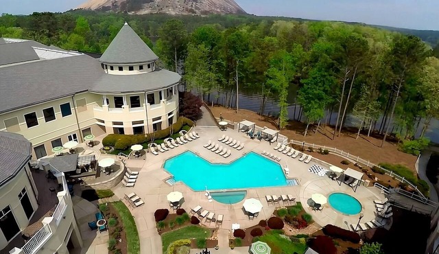 Great Amenities! Parking, Pool & Pets Allowed!