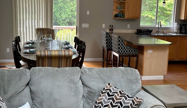 Great Home in South County, Close to Narraganstt and Newport &.08 miles from URI