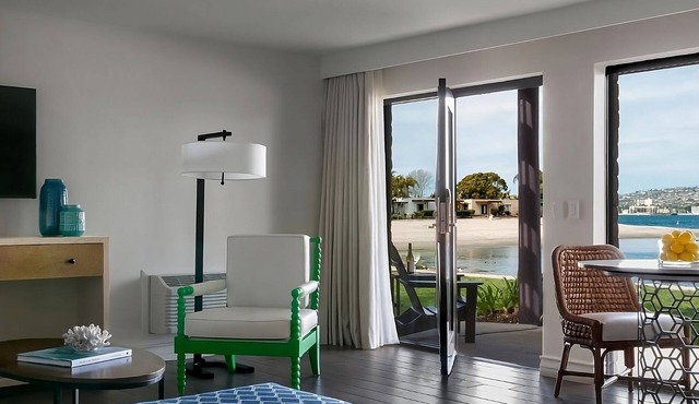 Great Views! Bike Rental, Tennis Court and Pools Onsite! Close to San Diego Zoo!