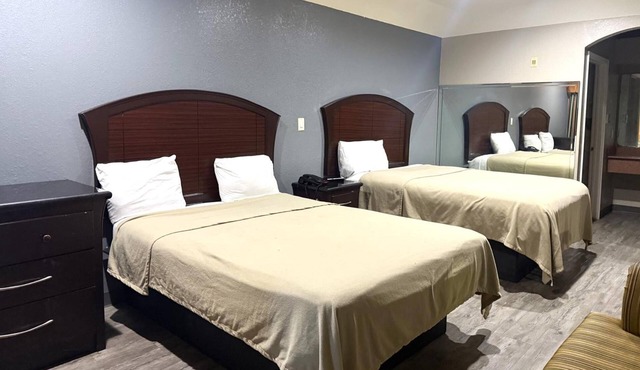 Group-Friendly Unit Near George Bush Airport - 6.8 mi | Free Parking & Breakfast