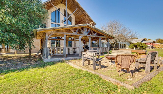 Group Getaway! Multi-Level Lodge on Lake Tawakoni