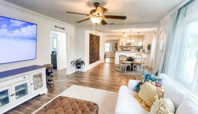 Heated pool home 5 min to downtown sleeps up to 8. Pet friendly!