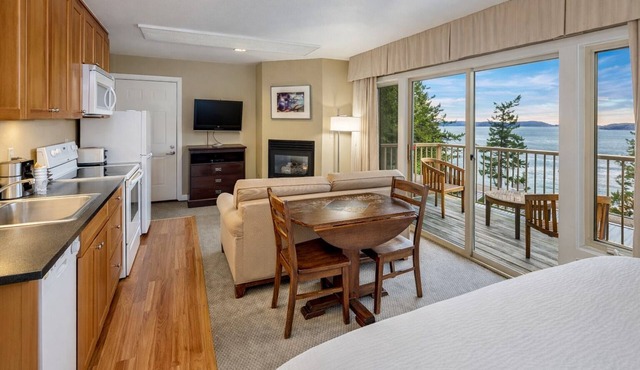 Hillside Deluxe Two King Suite
