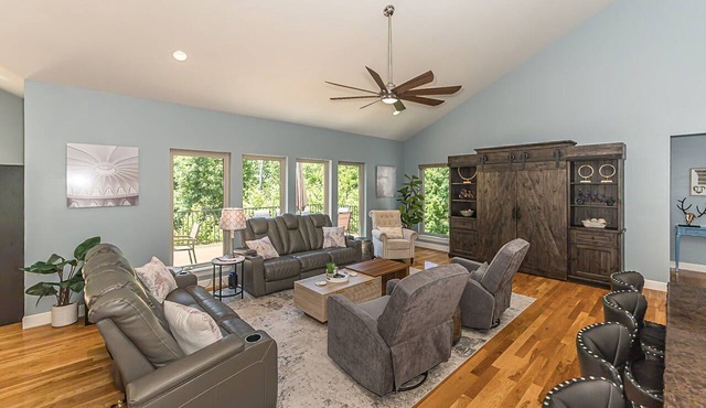 Innsbrook Luxe Escape - Spacious Retreat, Hot Tub