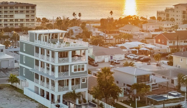 John’s Pass|Heated Pool+Hot Tub|360° Water Views|Across Beach|5 Floors|Elevator