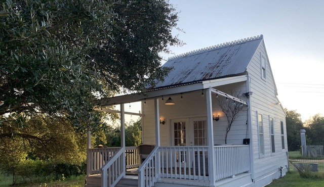 Just right for two in Round Top, 1 Bedroom, 1 bath, outside patio- Charming!
