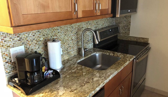 Lahaina Studio: Beachfront, Mountain View, Hot Tub