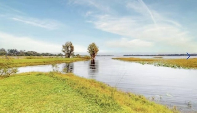 Lake front, sleeps 10, outside Jacuzzi, bike trail! 2 kayaks available!