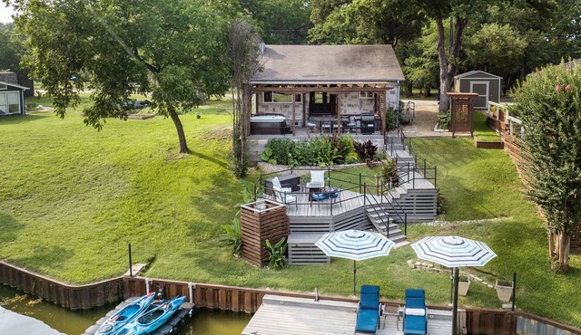 Lakefront Getaway Hot Tub, Projector, Kayaks