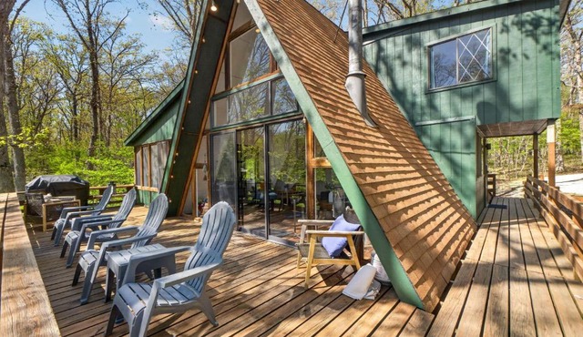 Lakeside Chalet with Hot Tub at Innsbrook Resort | Fireplace | Screened Porch
