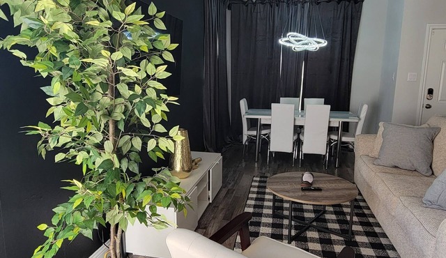 Large groups allowed w/free breakfast 6 minutes drive from downtown Dallas