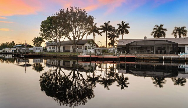 Last-Minute Getaway: Boat Dock, Hot Tub, Kayaks, Fishing & Pets Welcome