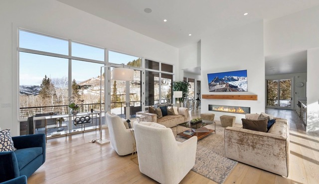 Last Minute Savings! Luxury Ski-in, Ski-out Home with Hot Tub