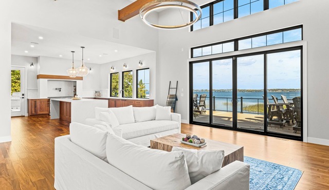 Level Lakefront ' Fire Pit ' Hot Tub ' Game Room ' Kayaks