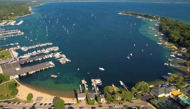 Luxury Home 1 Minute from Private Beach in Beautiful Harbor Springs