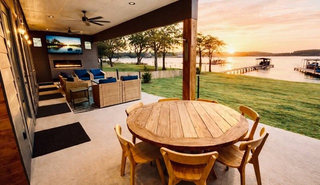 Luxury Lakefront - Huge Patio + Private Yard + Dock + Sleeps 14