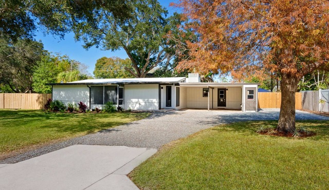 Mid-Century Home w/Guesthouse Near Downtown/Siesta Key/SMH
