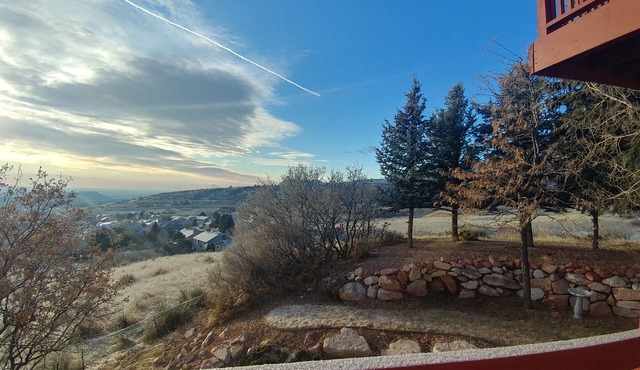 Minutes from all attractions while enjoying a mountain view from the patio.