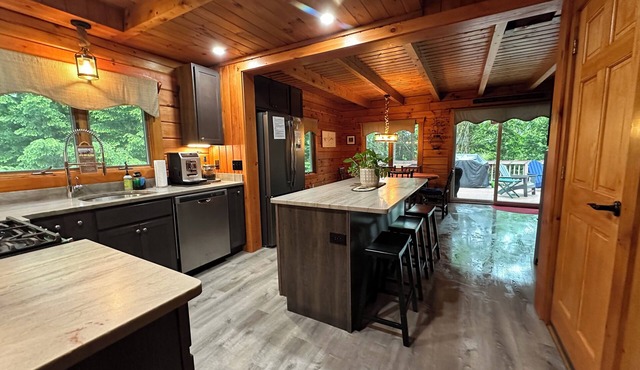 Modern, 2 King, 4 BDRM Private Luxury Log Cabin, 5 Star, Family Friendly