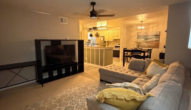 Modern 2BR/2BA Orlando Condo/10 minutes to Universal/30 minutes Disney