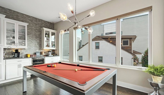 Modern Rooftop Oasis, Gym, EV Charger with Skyline Views in Uptown Charlotte