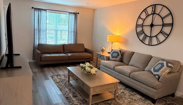 Modern Spacious Stay, Fast Wi-Fi + Workspace
