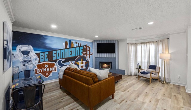 Montrose 2BR Sleeps 9 | Art Mural, Arcade, Walk to Bars, Near Med Center