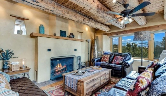 MULTI-LEVEL TANO RD ARTIST RETREAT - SLEEPS 8 Adults & Children 5 and under