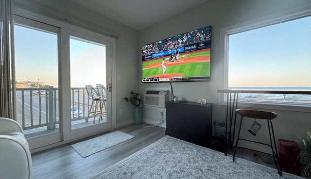 Ocean Front Penthouse Suite Magnificent Oceans views & King Bed