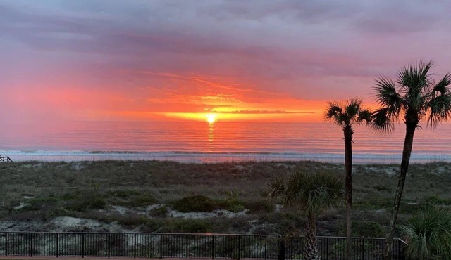 Oceanfront Condo: Panoramic Views & Pool