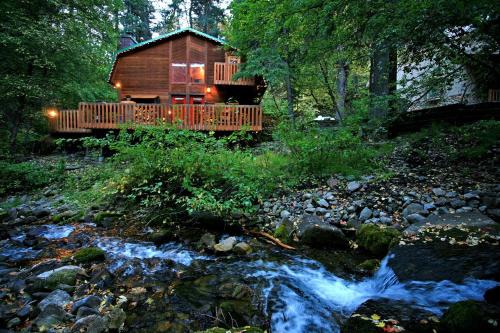 On the Stream, Short Walk to Resort, Hot Tub, Wood Fireplace