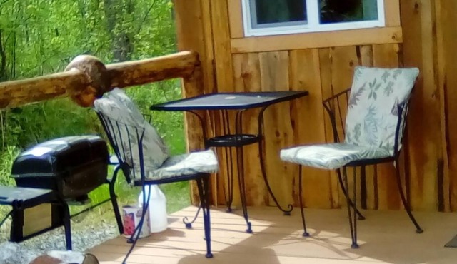 One bedroom cabin with inside toilet and stand up loft. PET FRIENDLY!