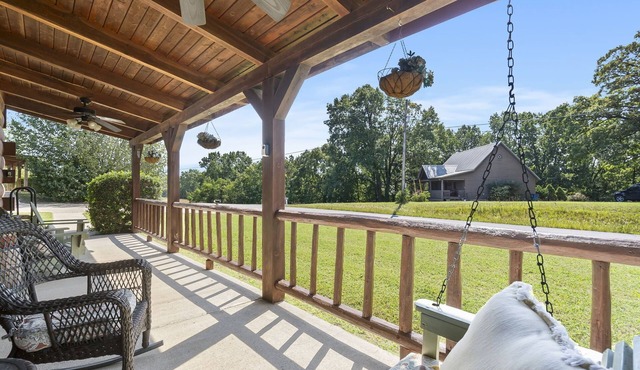One Level Log Cabin Minutes from Big Cedar with Wood Burning Fireplace & Free Tickets Pet Friendly