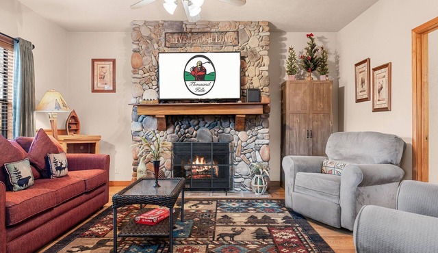 Ozark Hideaway Cabin 2BR/2BA Sleeps 6 Jetted Tub Covered Deck Resort Pool