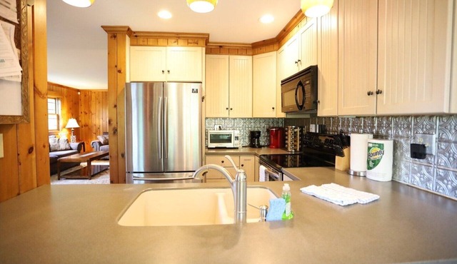 Pet Friendly Deluxe White Mountain Private Retreat for a memorable family vacation! (WV68T)